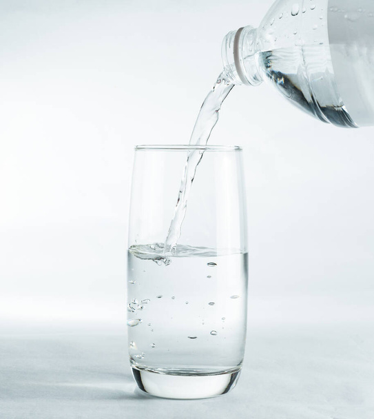 Vidro de água limpa isolado no fundo branco - Foto, Imagem