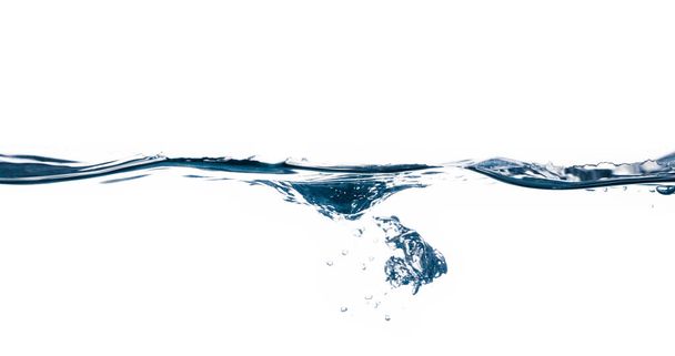 Питьевая вода и абстрактная волна воды изолированы на белом фоне - Фото, изображение