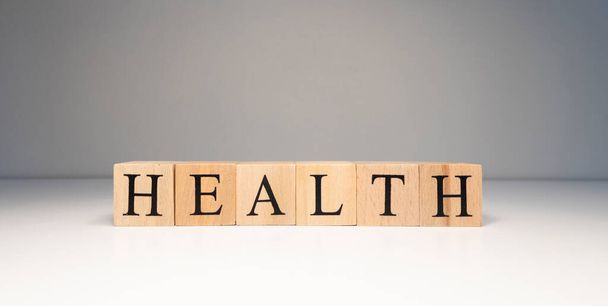 Geestelijke gezondheidstekst van houten kubussen. Foto is genomen in spotlight op witte achtergrond. Concept over gezondheid. - Foto, afbeelding