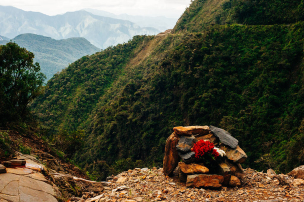 A halottak sírjai leereszkednek Bolíviában a Világ Legveszélyesebb Halál Útjára.. - Fotó, kép