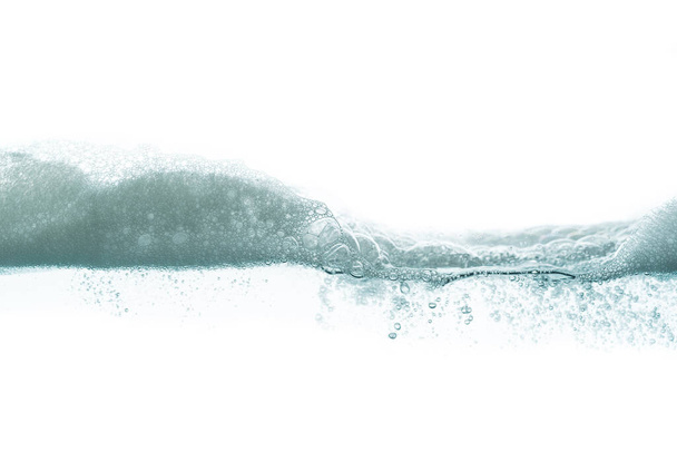 Wave-Seifenschaum mit Wasserblase auf weißem Hintergrund. - Foto, Bild