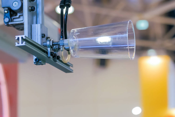 Αυτόματος ρομποτικός χειρισμός βραχίονα με βεντούζες κινήσεις πλαστικό κύπελλο - Φωτογραφία, εικόνα