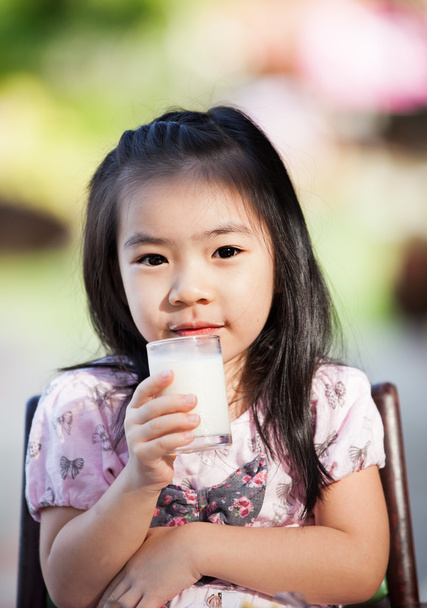Азиатка пьет молоко
 - Фото, изображение