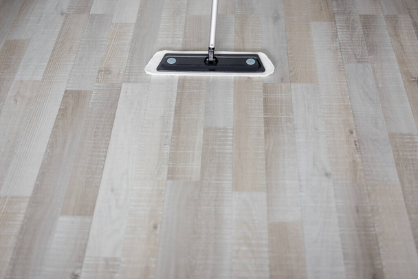 vista superior de la limpieza moderna fregona suelo de parquet de madera en casa - espacio para copiar
 - Foto, imagen