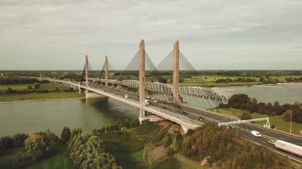 Martinus Nijhoff και σιδηροδρομική γέφυρα πάνω από τον ποταμό Waal στην Ολλανδία - Πλάνα, βίντεο