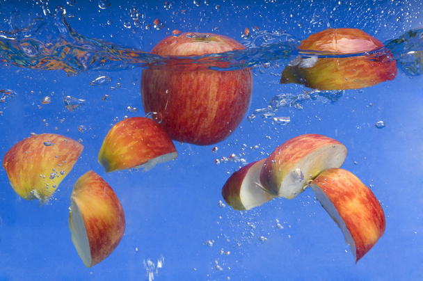 mela fresca che cade in acqua
 - Foto, immagini