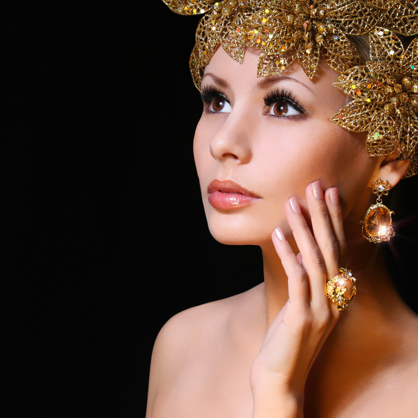 módní dívka s zlaté drahokamy. krása mladá žena - Fotografie, Obrázek