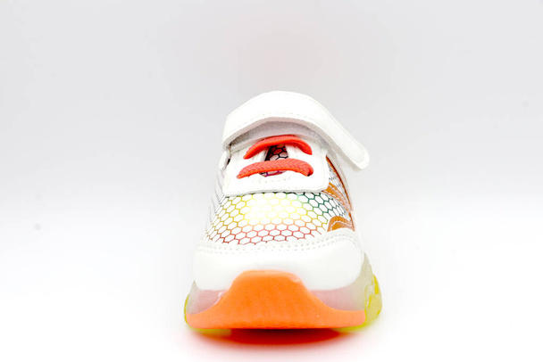 Zapato de niño pequeño aislado sobre fondo blanco, Zapato sobre fondo blanco. Zapato infantil blanco y colorido con cordones. Concepto del futuro
. - Foto, Imagen