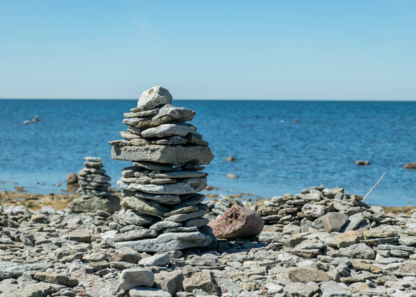 imagen con hermosas pilas de piedra blanca junto al mar, estos objetos fueron construidos por viajeros, Isla Saaremaa, Estonia - Foto, Imagen