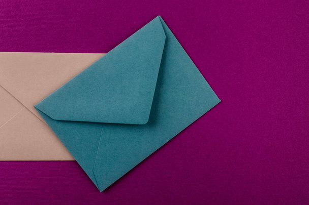 Colorful envelopes on a purple background. Mail envelopes on the table. - Foto, Imagem