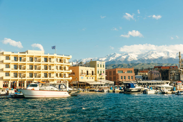 Chania Harbour. Hermoso puerto veneciano con barcos. - Foto, Imagen