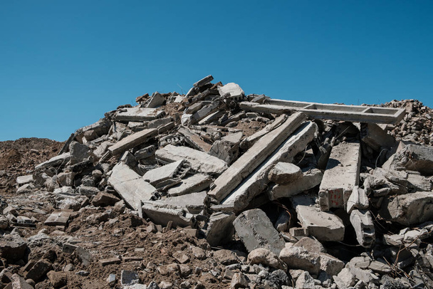груда бетонных щебней из разрушенной руины здания для переработки строительного материала   - Фото, изображение