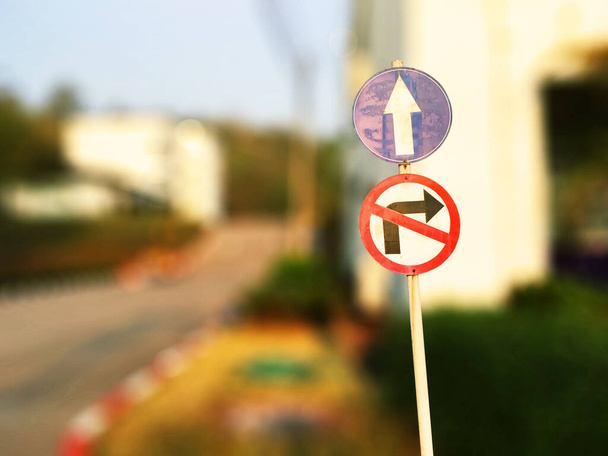 No gire a la derecha con el signo recto adelante en el lugar del gobierno
 - Foto, Imagen