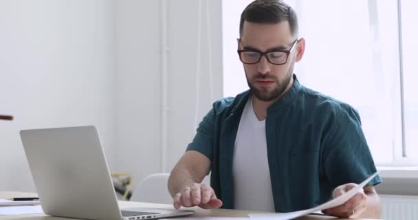 Konzentrierte Unternehmer, die am Laptop arbeiten, sitzen zu Hause am Schreibtisch - Filmmaterial, Video