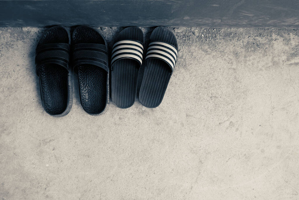 Sandales noires sur sol ciment - Photo, image