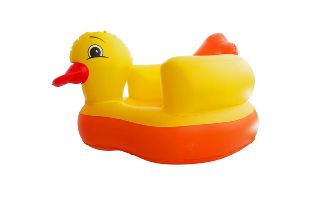 Juguetes inflables de la forma del pato para que los bebés practiquen el sentarse aislados en fondo blanco
 - Foto, imagen