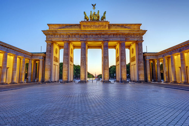 La Puerta de Brandeburgo iluminada en Berlín al atardecer sin gente - Foto, Imagen