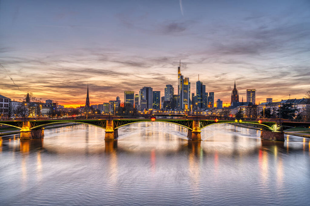 Gyönyörű naplemente Frankfurt belvárosa és a Fő folyó felett - Fotó, kép