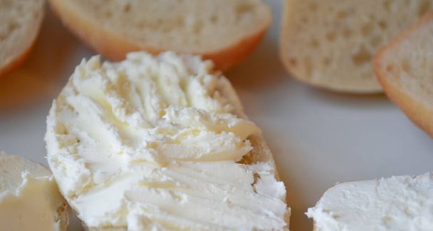 Pezzi di ciabatta spalmati con crema di formaggio - Foto, immagini