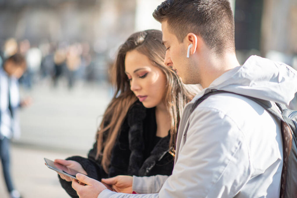 Nuoret turistit pari käyttää digitaalista tabletti kaupungissa - Valokuva, kuva