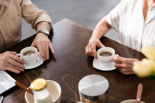 Widok pary seniorów pijących kawę podczas śniadania w domu  - Zdjęcie, obraz