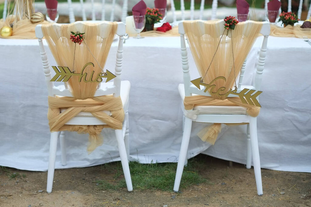 Декоровані стільці на весіллі в парку
 - Фото, зображення
