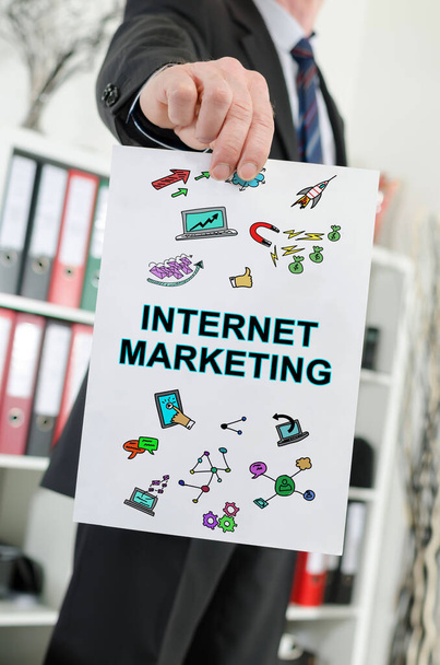 Papier met internet marketing concept in handen van een zakenman - Foto, afbeelding