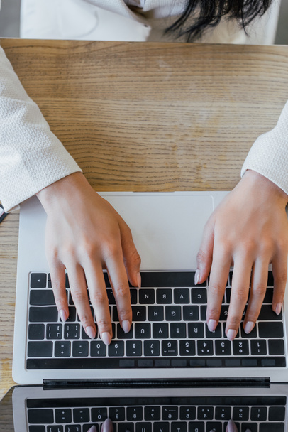 top view of businesswoman typing on laptop keyboard  - Valokuva, kuva