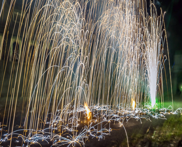 Image d'obturateur lent de feux d'artifice Deepavali dans le Maharashtra, Inde. - Photo, image