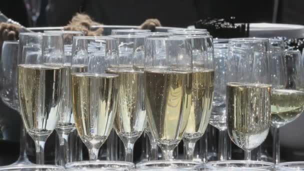 Kieliszki szampana błyszczące na tacy w dniu ślubu - Materiał filmowy, wideo