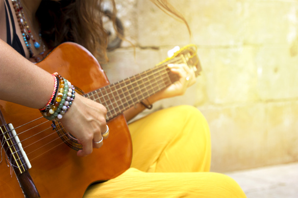 Γυναικεία hand playing acoustic guitar, close up on musical instrument Χαλάρωση Μουσική ήχος χόμπι έννοια. Μουσική της καλοκαιρινής μαγείας σε εξωτερικούς χώρους. Χώρος για κείμενο. - Φωτογραφία, εικόνα