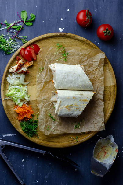 Domácí shawarma / burrito / kuřecí rolka se zeleninou a omáčkou. Top view ingredience - Fotografie, Obrázek