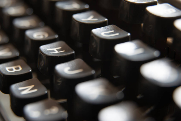 Teclado de una máquina de escribir
 - Foto, imagen