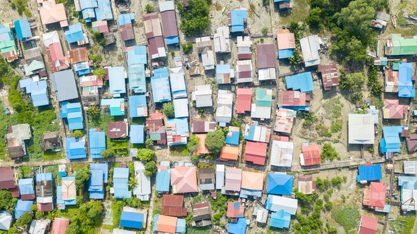 Antenni panoraama kuva pieni kaupunki Malesiassa, Borneo, lähellä Bako kansallispuisto. värikkäitä taloja - Valokuva, kuva