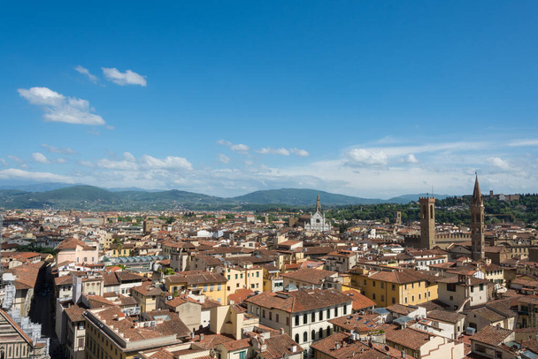 İtalya 'nın Floransa kentinde bulunan Cattedrale di Santa Maria del Fiore' da çekilmiştir. Floransa 'nın güney manzarası - Fotoğraf, Görsel