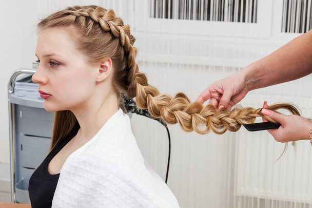weave braid girl in a hair salon - Φωτογραφία, εικόνα