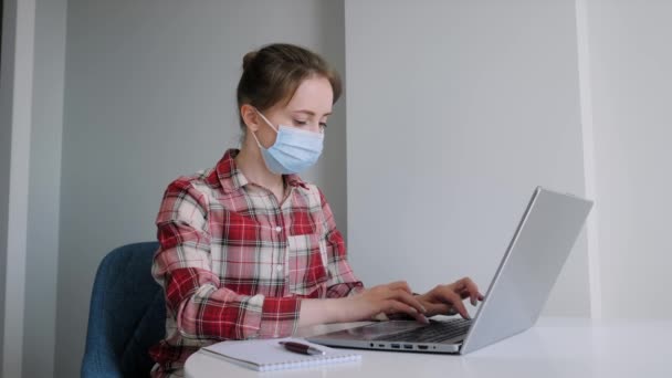 Kobieta korzystająca z laptopa w pokoju podczas kwarantanny w domu - izolacja - Materiał filmowy, wideo