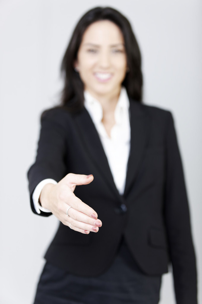 Mujer de negocios ofreciendo su mano
 - Foto, Imagen