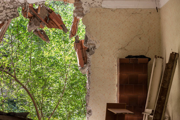 Asuinrakennuksen, yhden yksikön talon, sisätilat, jotka puretaan, seinät puretaan ja tiilet putoavat kunnostustöiden aikana - Valokuva, kuva
