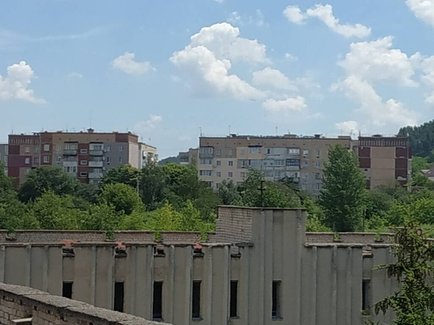 Вид из окна на город - Фото, изображение