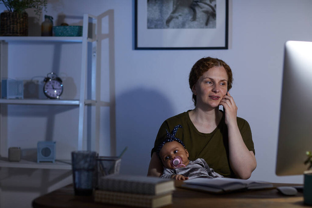 Business mother working till night - Foto, afbeelding