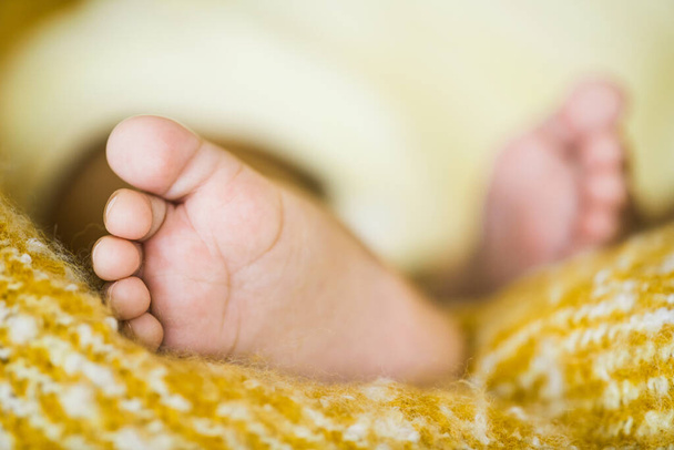 Ágyban fekvő újszülött - Fotó, kép