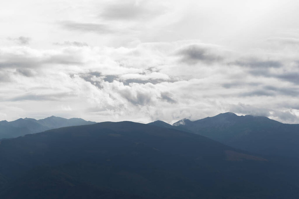 hora pokrytá bílými mraky - Fotografie, Obrázek