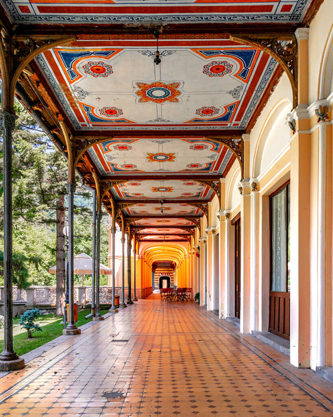Oude voetgangerscorridor in Herculane, Roemenië - Foto, afbeelding