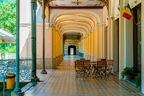 Старий коридор пішоходів у Геркулані (Румунія). - Фото, зображення
