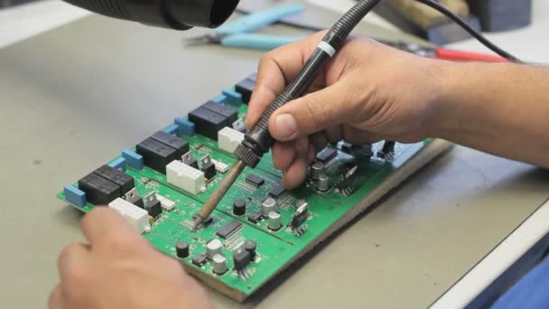 assemblage de circuits imprimés. Panneaux de soudure pour travailleurs - Séquence, vidéo
