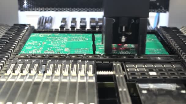 montaje de placas de circuitos con máquina de alta tecnología
 - Imágenes, Vídeo