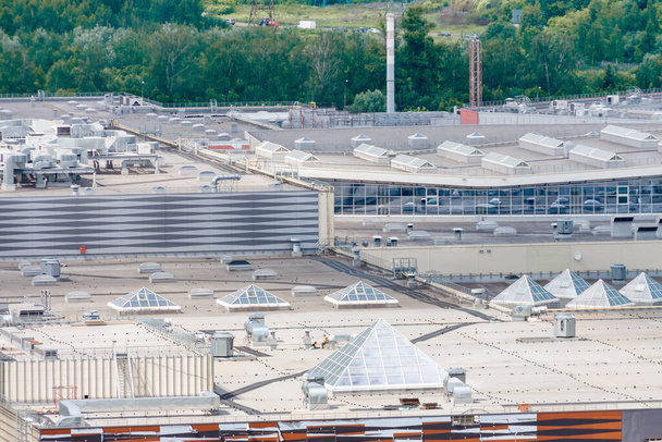 Vue aérienne toit plat blanc avec climatiseurs sur le dessus moderne centre d'affaires extérieur urbanisme zone résidentielle développement. - Photo, image