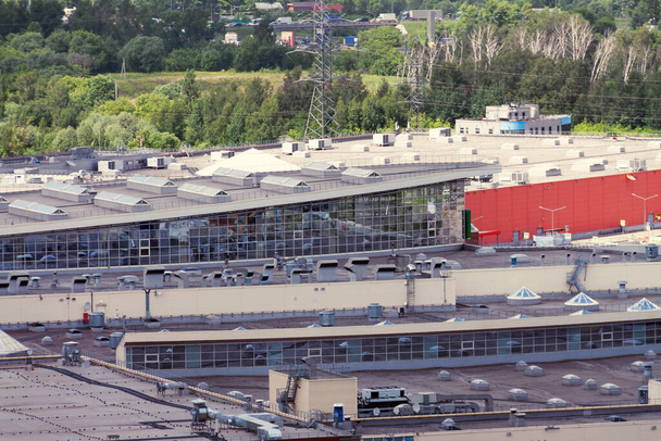 Antenni näkymä tasainen katto ilmastointilaitteet päälle moderni business market center kaupungin ulkopuolella alueen kehittäminen. - Valokuva, kuva