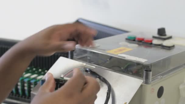 montaje de placas de circuitos. trabajador comprueba tableros de errores
 - Metraje, vídeo